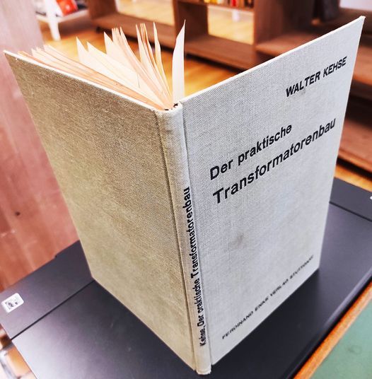 Der Praktische Transformatorenbau. Eine Anleitung für Entwurf und Werkausführung. Mit 65 Abbildungen (inkl. 5 auffaltbaren Tafeln).