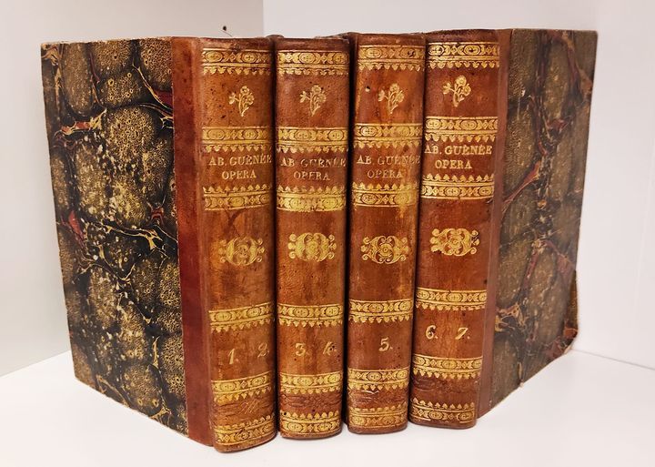 Confutazione degli errori del signor di Voltaire in fatto di religione ossiano Lettere di alcuni ebrei portoghesi, tedeschi, e polacchi, al signor di Voltaire con un Breve commentario estratto da uno piu ampio ad uso di quelli che leggono le di lui opere, e coll'aggiunta di quattro memorie sulla fertilita della Giudea. Opera dell'abate Guenee. Tomo 1.-7.