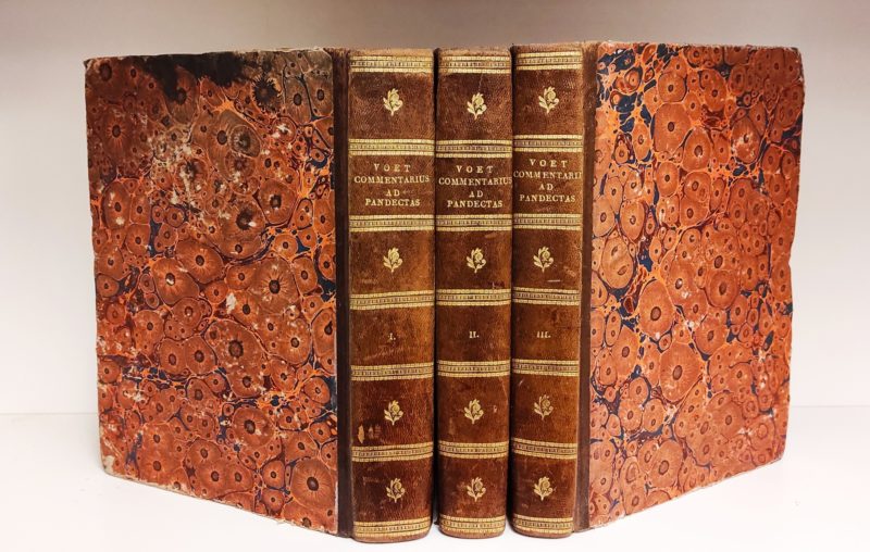 Commentarius ad Pandectas in quo praeter Romani iuris principia ac controversias illustriores jus etiam hodiernum et praecipuae fori quaestiones excutiuntur. Editio altera Neapolitana cui accessit v. cl. Caspari Burmanni vitae auctoris narratio cum indice .. locupletissimo. Tomus primus, contiene De vita ac scriptis Ioannis Voet ex Traiecto erudito cl. v. Caspari Burmanni, Tit. dell'occhiello Commentarius ad Pandectas tom. I. a libro I. ad XVIII. Tomus secundus, Titolo dell'occhiello: Commentarius ad Pandectas tom. II. a libro XIX. ad XXXVIII. Tomus Tertius, Tit. dell'occhiello: Commentarius ad Pandectas tom. III. a libro XXXIX. ad L.