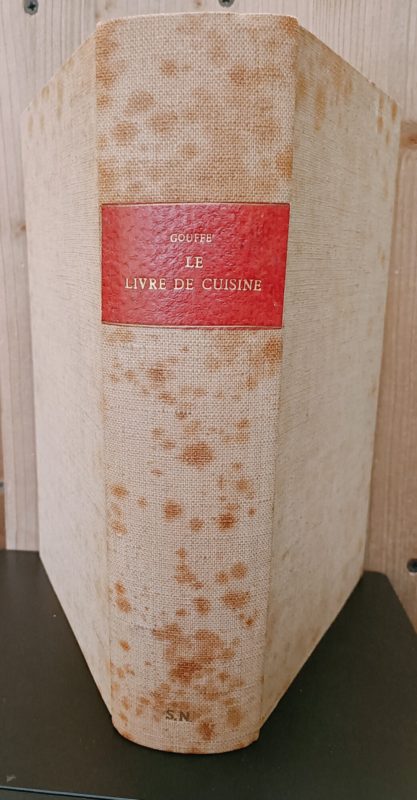 Le livre de cuisine. Comprenant la cuisine de m??nage et la grande cuisine. Par Jules Gouff?? avec 4 planches imprimees en chromolithographie et 182 gravures sur bois. Cinqui??me ??dition
