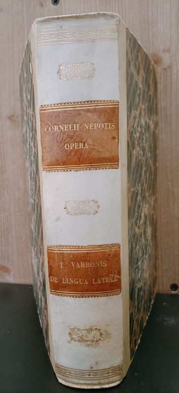Le vite degli eccellenti comandanti. Traduzione di Pier Domenico Soresi. Altro front. col tit.: Cornelii Nepotis opera cum lectissimis variorum notisquibus suas adjecerunt El. Johanneau et J. Mangeart. Unito a: M. Terenzio Varrone, Libri intorno alla lingua latina, Frammenti; riveduti, tradotti, annotati da P. Canal [per Libri intorno alla lingua latina] ; tradotti e annotati da Federico Brunetti [per Frammenti]