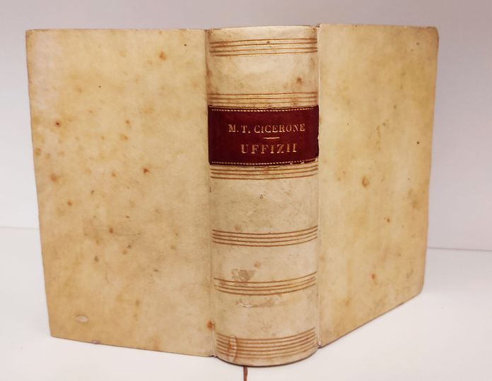 Di Marco Tullio Cicerone gli ufizii, e gli opuscoli sulla vecchiezza, e sull'amicizia, il sogno di Scipione, ed i paradossi , coll'istruzione pel consolare concorso di Quinto Fratello in toscan linguaggio recati a riscontro del testo latino, ed illustrate con note di varie maniere per Alessandro M. Bandiera de' Servi di Maria Sanese. Tomo primo e secondo legati insieme