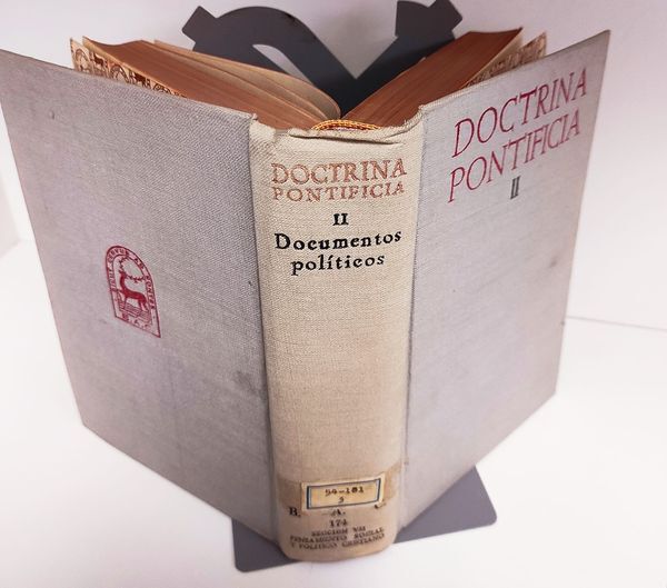 Doctrina pontificia 2: Documentos politicos. Estudio introductorio y sumario de tesis por Alberto Martin Artajo ; con la collaboracion en el sumario de tesis de Venancio Luis Aguido