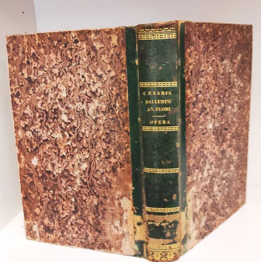 Nova scriptorum latinorum bibliotheca ad optimas editiones recensita accurantibus parisiensis Academiae professoribus edita a C. L. F. Panckoucke. Editio prima veneta. C. J. Caesaris opera cum lectissimis variorum notis quibus suas adjecit Eligius Johanneau. Volumen primum. Unito a : Caii Crispi Sallustii omnia quae exstant opera cum variorum notis, quibus suas adjecit Th. Burette, Venetiis, Antonelli, 1840; L. Annaei Flori epitome rerum romanarum cum lectissimis variourum notis, quibus suas adjecit Langlois in Regio Caroli Magni Collegio Rhetorices professor, Venetiis, Antonelli, 1841; Lucii Ampelii liber memorialis ex bibliotheca Cl. Salmasii / cum notis N. E. Lemaire, Venetiis, Antonelli, 1841