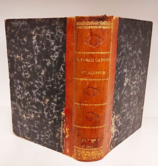 Nova scriptorum latinorum bibliotheca. M. Porcii Catonis quae supersunt opera, ex recensione Jo. Matthiae Gesneri. Unito insieme a: M. Terenti Varronis de lingua latina, Venetiis, Antonelli, 1841; M. Terentii Varronis quae supersunt opera ex recensione Jo. Matthiae Gesneri cum notis selectioribus, Venetiis, Antonelli, 1841; Marci Vitruvii Pollionis De architectura : libri decem / ex recensione Jo. Gottlob Schneider; Vetus compendium de architectura anonymi scriptoris ex recensione Aloysii Marini Marchionis Vacunae illustravit Johannes Berengo, Venetiis, Antonelli, 1855; Sexti Julii Frontini quae supersunt opera, Venetiis, Antonelli, 1856