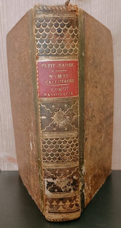 Hymnes de Callimaque le cyr??n??en, traduits du grec en vers latins, de m??me mesure que ceux de l'original, avec la version fran??aise, le texte et des notes par M. Petit-Radel, ancien chirurgien-major. Unito insieme a: Longus, Pastoralia lesbiaca, sive De amoribus Daphnidis et Chloes, poema erotico-poimenicon e textu graeco in latinum numeris heroicis deductum, Paris, Idem, 1809
