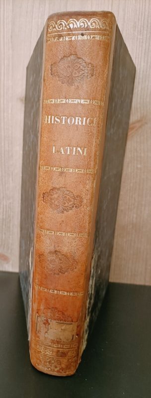 Q. Curtii Rufi de rebus gestis Alexandri Magni libri superstites cum Freinshemii supplementis ; quos suis variorumque notis illustravit A. Huguet. Unito a: Itinerarium Alexandri Magni incerti auctoris ; ab Em. Card. Angelo Maio primum editum ; nunc denuo recensuit, notisque illustravit Prof. Ab. Iohannes Bereng, Venetiis, 1852, Antonelli.