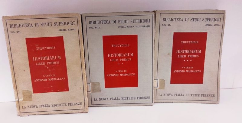 Historiarum liber primus : (De bello peloponnesiaco). 3 volumi, testo greco a fronte.  Introduzione, testo e commento con traduzione e indici a cura di Antonio Maddalena
