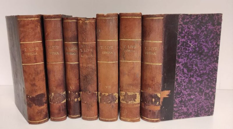 T. Livii opera quae supersunt obscuriorum locorum interpretationibus et selectis adnotationibus illustrata. ab J.B.L. Crevier cum ejusdem supplementis in postremo libros ; ex recensione Arn. Brakenborkii ; accedit Fragmentum libri 91. nuper inventum in Bibliotheca Vaticana et scholiis illustratum a Vito M. Giovenazzio