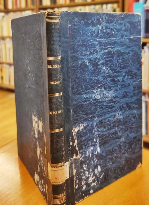 Simonis Socratici ut videtur, Dialogi quatuor, de lege, de lucri cupidine, de iusto ac de virtute. Additi sunt incerti auctoris dialogi Eryxias et Axiochus. Graeca recensuit et praefationem criticam praemisit Augustus Boeckhius. Accedit varietas lectionis stephaniana