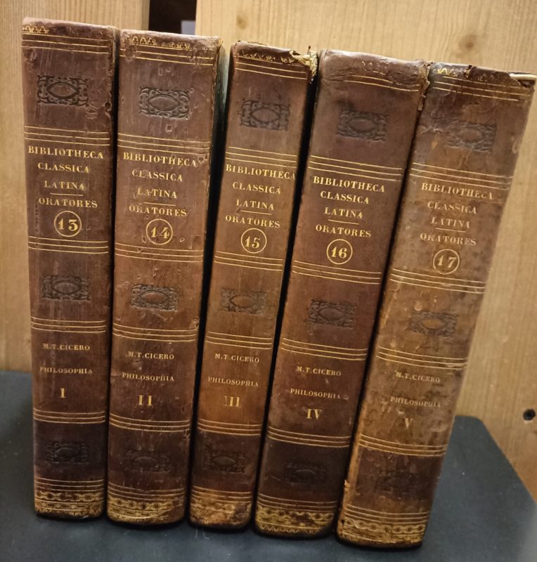 M. T. Ciceronis quae exstant omnia opera cum deperditorum fragmentis in quatuor partes divisa item indices quinque novi et absolutissimi. Pars tertia, sive Opera Philosophica : ad optimos codices et editionem J. Vict. Leclerc / recensita cum selectis veterum ac recentiorum notis curante et emendante M. N. Bouillet. Volumen Primum-Quintum Pars Prior