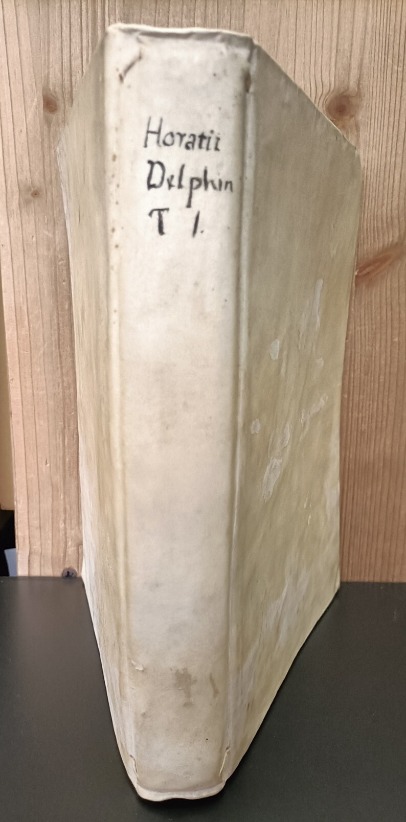 Quinti Horatii Flacci opera, interpretatione et notis illustravit Ludovicus Desprez cardinalitius sogius ac rhetor emeritus, jussu Christianissimi regis, in usum serenissimi Delphini ac serenissimorum principum Burgundiae, Andium, Biturigum. Tomus Primus.