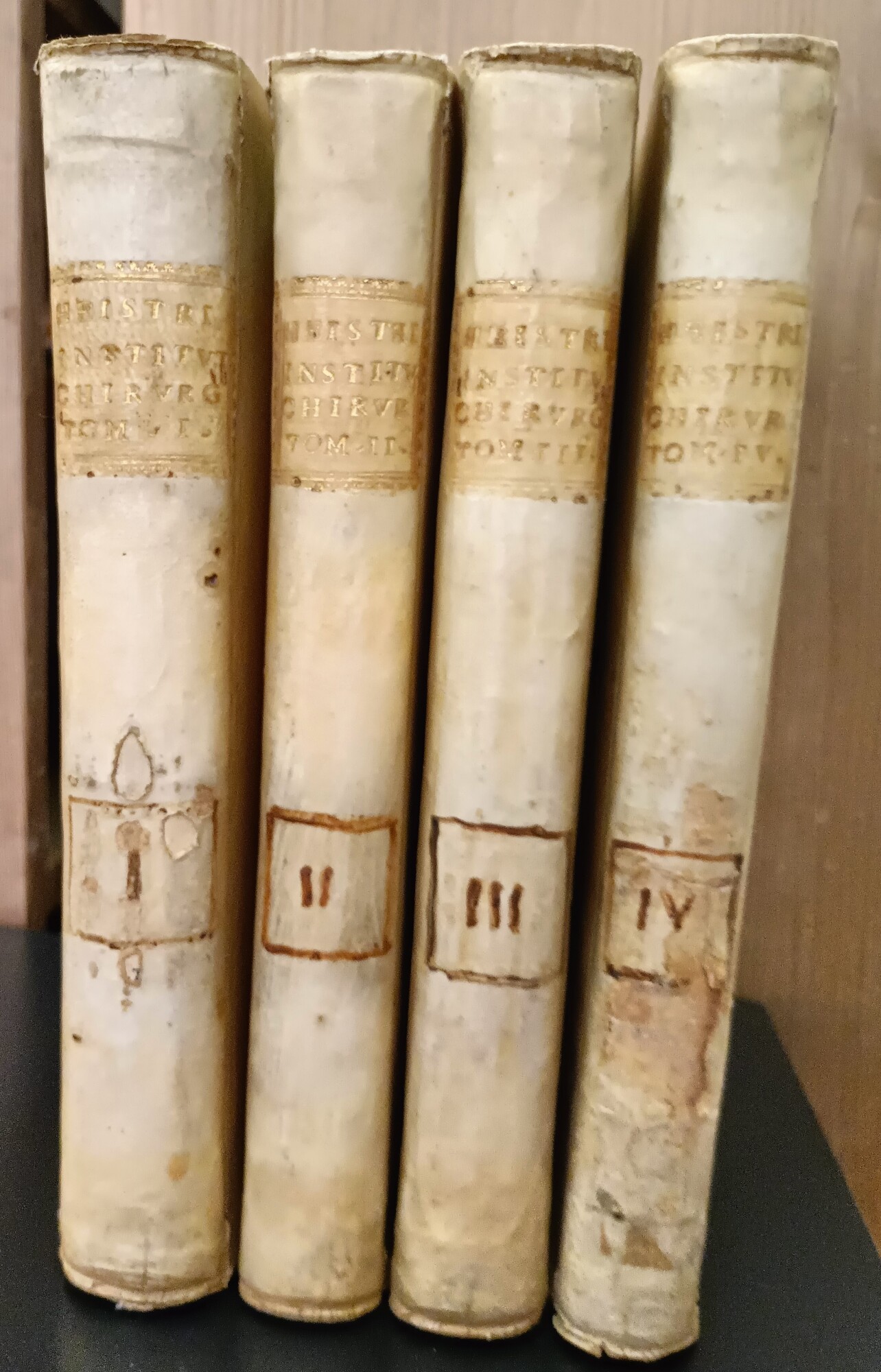 D. Laurentii Heisteri .. Institutiones chirurgicae, in quibus quicquid ad rem chirurgicam pertinet optima et novissima ratione pertractatur, .. Opus triginta annorum, quod in hac novissima editione Neapolitana dissertationibus cum auctoris, tum aliorum selectis ad rem chirurgicam spectantibus auctum atque mendis typographicis, quibus Veneta scatebat quam diligentissime expurgatum prodit in lucem. Tomus primus -quartus