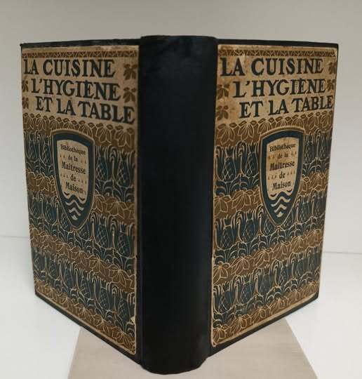 La cuisine, l'hygi??ne et la table : ouvrage publi?? sous la direction de Mme Aline Raymond et contenant plus de mille recettes, les r??gles du service et du savoir-vivre