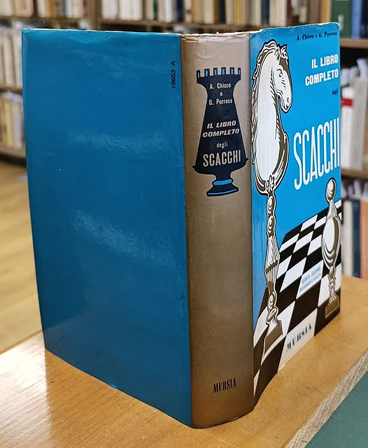 Il libro completo degli scacchi : la storia millenaria degli scacchi, studio della partita nelle aperture, nel centro, nel finale, descrizione di oltre 300 partite, analisi di oltre 150 posizioni, studi e problemi