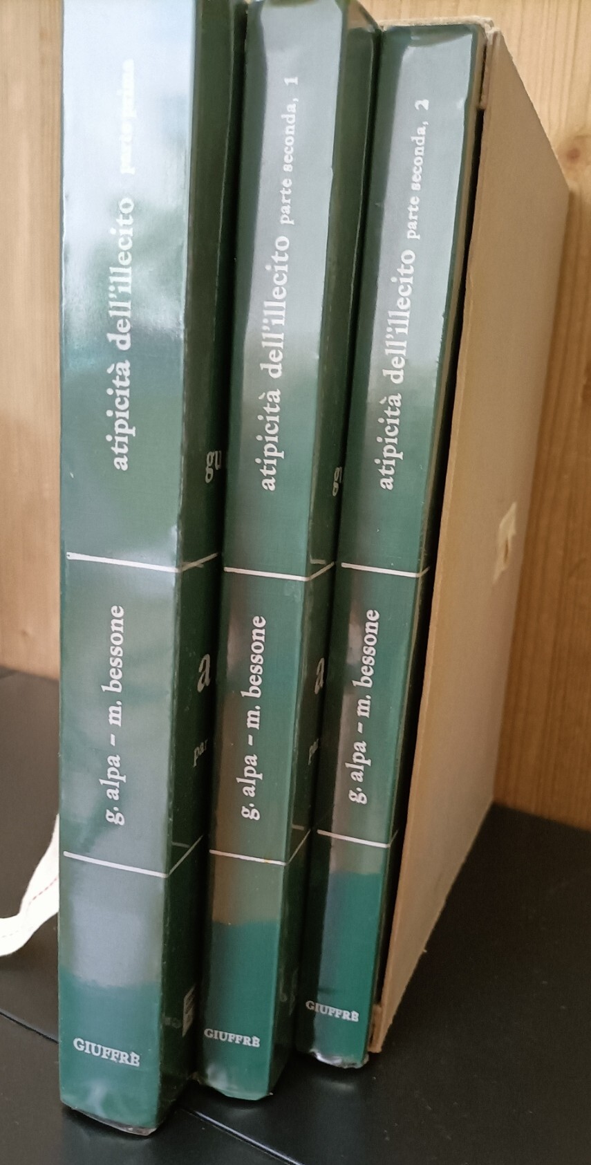 Atipicit?? dell'illecito. Parte 1: I profili dottrinali. Parte 2.1, Orientamenti della giurisprudenza . Parte 2.2, Orientamenti della giurisprudenza