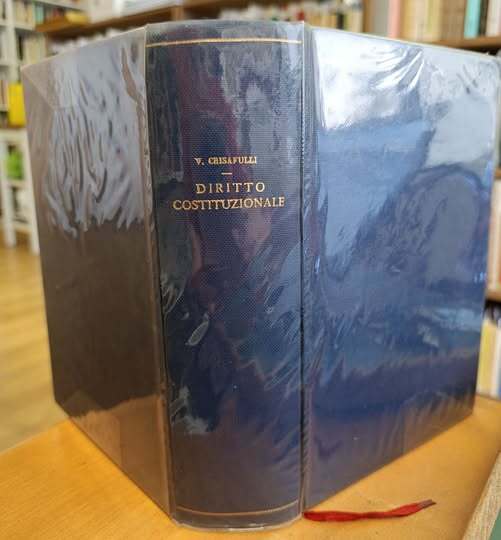 Lezioni di diritto costituzionale, volume 1 - Anno accademico 1960-61. 2. rist. Legato insiema a: 1: Introduzione al diritto costituzionale italiano : gli ordinamenti giuridici, Stato e costituzione, formazione della Repubblica italiana. Crisafulli Vezio, Padova : CEDAM, 1970, VIII, 141 pagine. Legato insieme a:   2: L'ordinamento costituzionale italiano : le fonti normative, la Corte costituzionale. Crisafulli Vezio,   Padova : CEDAM, c1984, XIII, 480 pagine.