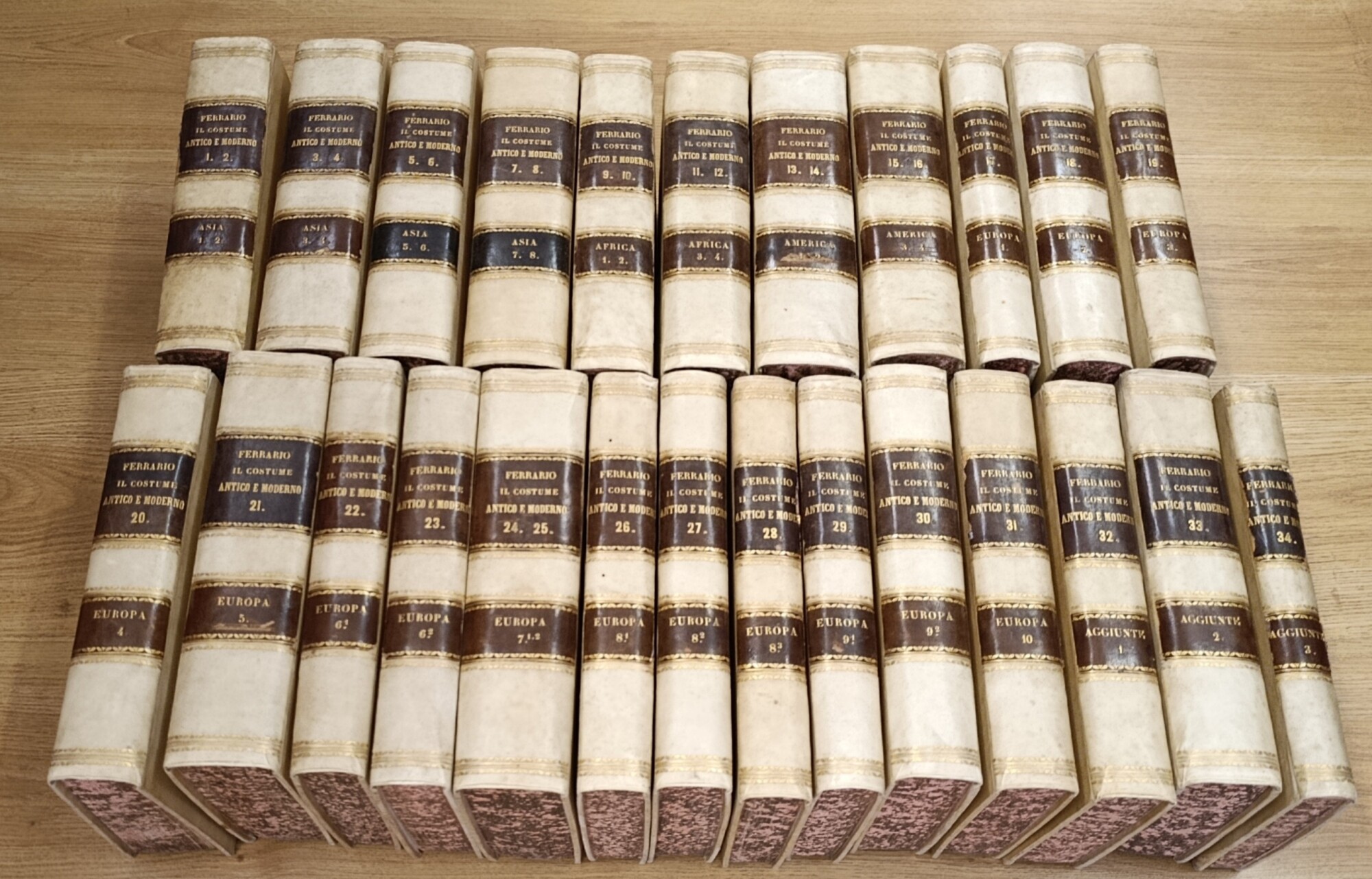 Il costume antico e moderno, o Storia del governo, della milizia, della religione, delle arti, scienze ed usanze di tutti i popoli antichi e moderni : provata coi monumenti dell'antichit?? e rappresentata cogli analoghi disegni da Giulio Ferrario. Variante: Storia del governo, della milizia, della religione, delle arti, scienze ed usanze di tutti i popoli antichi e moderni provata coi monumenti dell'antichita e rappresentata con analoghi disegni. Seconda edizione riveduta ed accresciuta