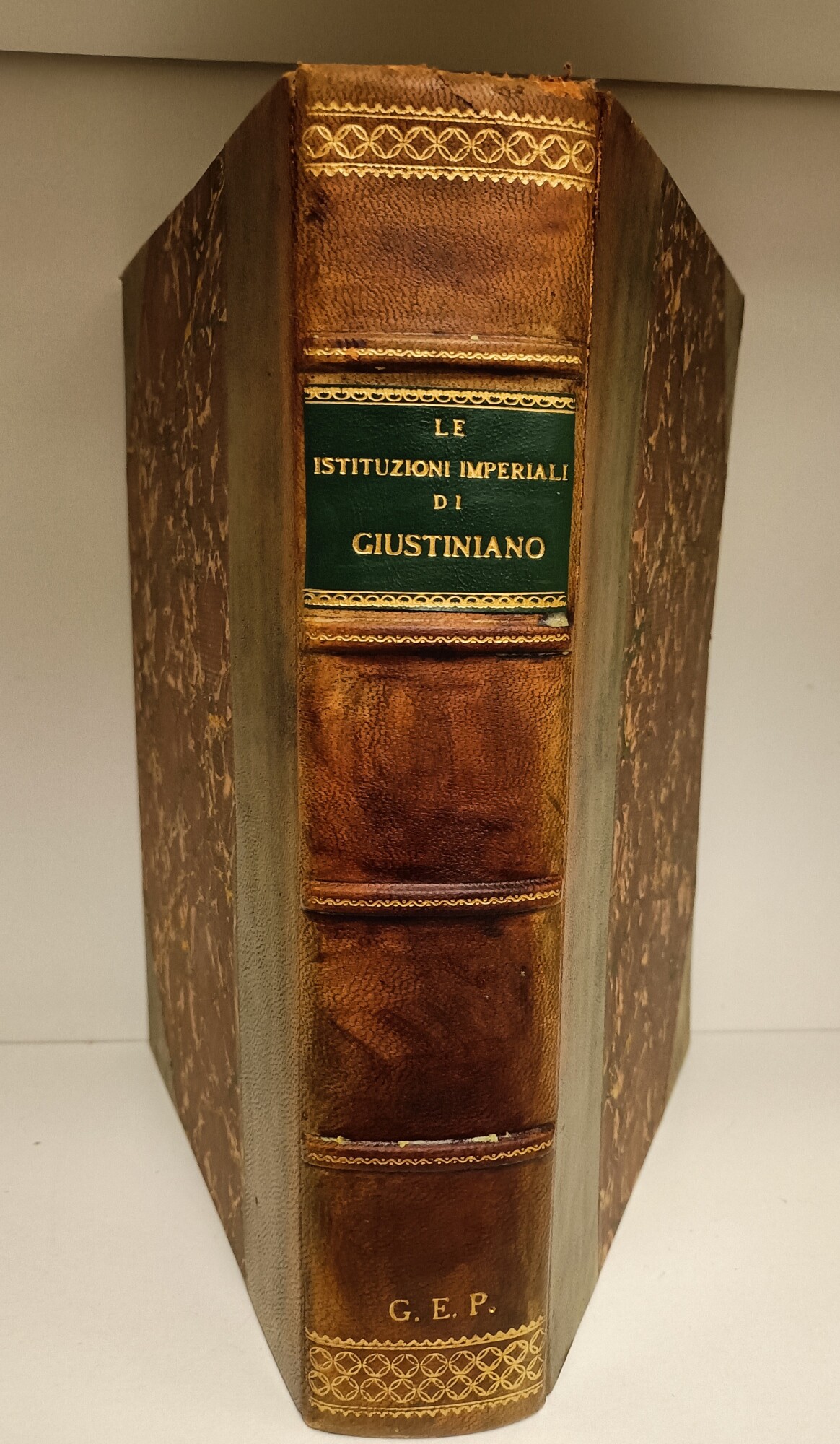 LE ISTITUZIONI IMPERIALI DI GIUSTINIANO TRADOTTE IN VOLGARE DA M. FRANCESCO SANSOVINO ED ARRICCHITE DI COMMENTARJ, E NOTE DELLE VARIAZIONI SEGUITE SUL DIRITTO GIUSTINIANEO DALL'AVV. DOMENICO BONDINI. PRIMA EDIZIONE ROMANA DIVISA IN QUATTRO VOLUMI, CON TESTO LATINO A FRONTE RIVEDUTO E CORRETTO SULL'EDIZIONE ELZEVIRIANA DEL GOTHOFREDO. Volumi 1 e 2 uniti a: D. IUSTINIANI IMPERATORIS INSTITUTIONES PER TABULAS SYNOPTICAS DIGESTAE